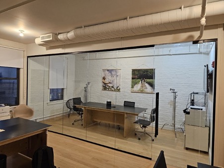 5 Inspiring Office Interior Design Ideas with Glass Partitions